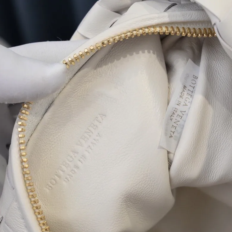 Batch 1120 BV Bottega Veneta's new early spring women's MINI JODIE handbag BV bag 🔥The new method is based on the original rounded corners, knotted with classic woven leather round hobo bag, The most iconic triangular pull-out design, using sheepskin draped soft shape, is super suitable for concave shapes~ Jodie feels really gentle to people, and is definitely the best item for daily matching. It has the same weave, new elements and twists, is compact and versatile, and is the new favorite of street style Internet celebrities! Dimensions: 23x28x8 Model: 6699-1
